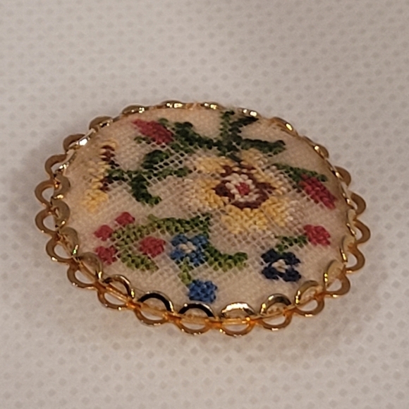 VINTAGE Handcrafted Dainty Petit Point Floral Brooch - Picture 5 of 14